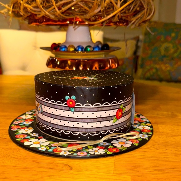 MARY ENGELBREIT LARGE FLORAL & BOW HAT And STORAGE BOX 10.5" X 9" X 3" W/tag - Picture 1 of 8